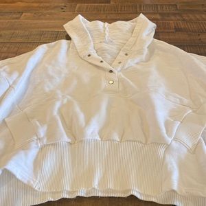 Hooded oversized, white sweatshirt.